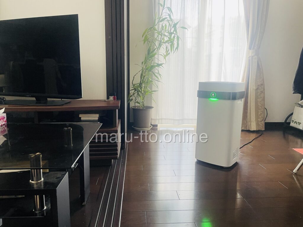リビングに設置したAirdog X5D。空気がキレイな状態を示す緑ランプ