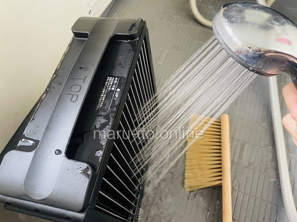 集塵フィルターは付属のブラシでこすって、シャワーで流す