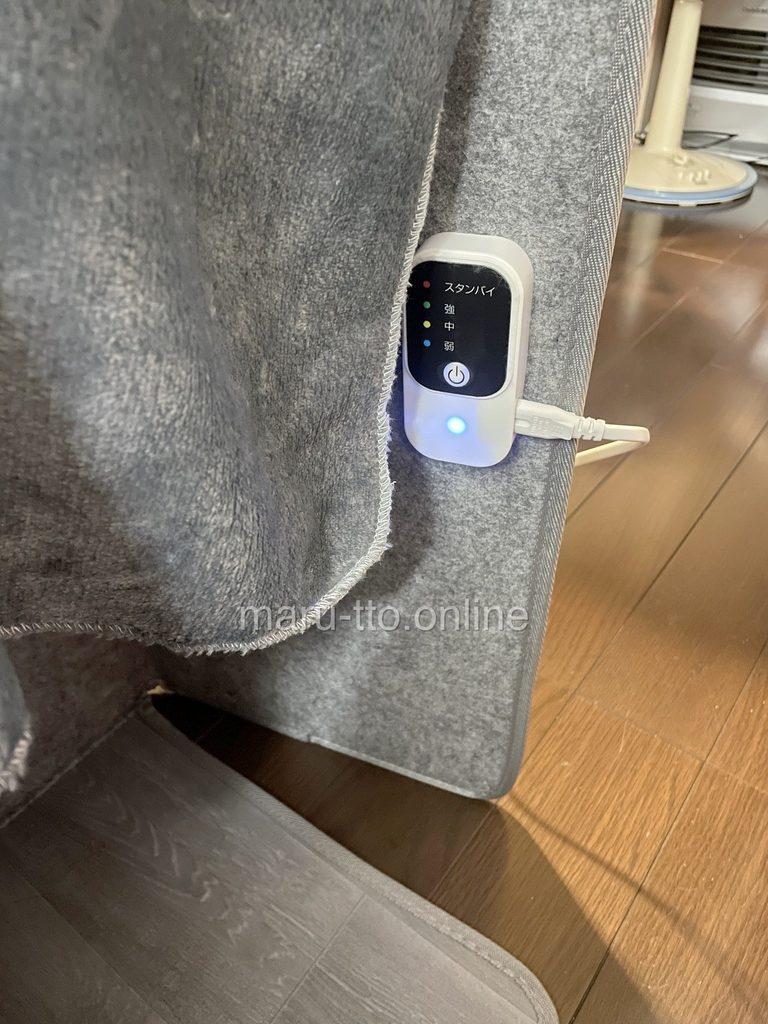 運転中のコントローラー。本体が青く光っているので弱で動いている